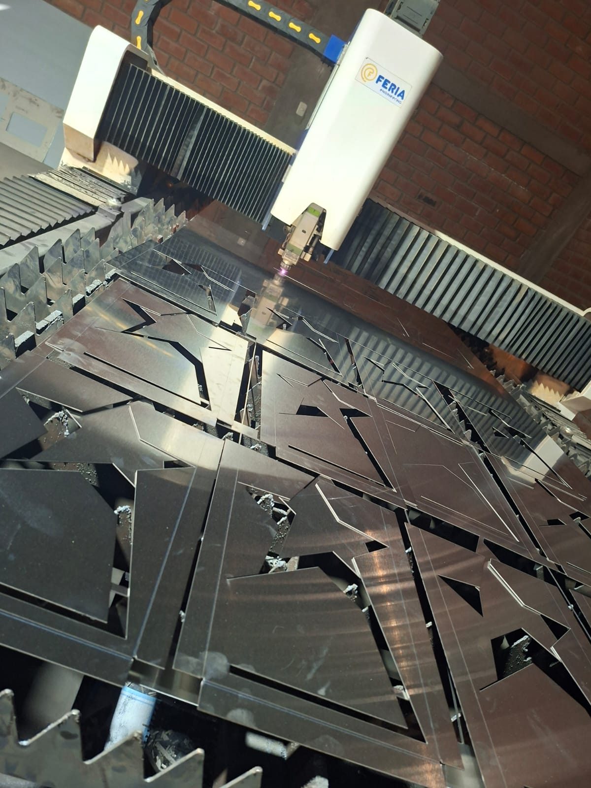 Máquina de corte láser CNC — Feria Engineering